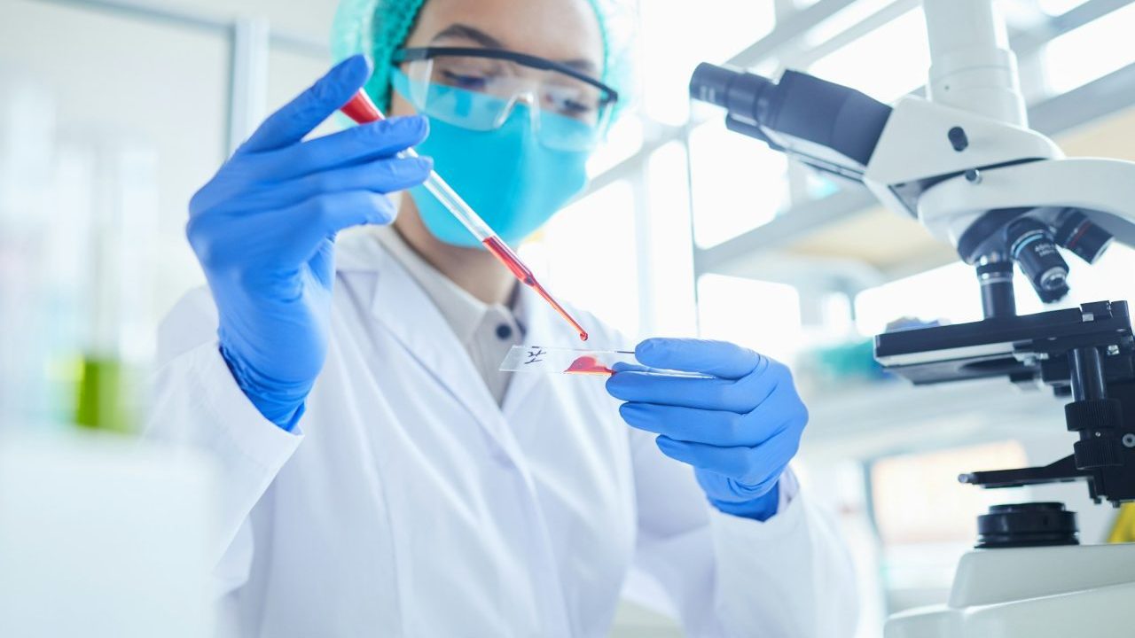 lab-worker-doing-blood-test.jpg